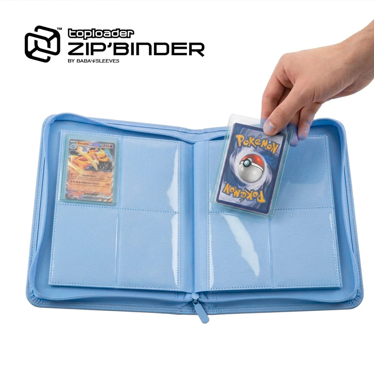 pokémon-Karte im Toploader wird in den hellblauen 4-Pocket Toploader Binder gesteckt