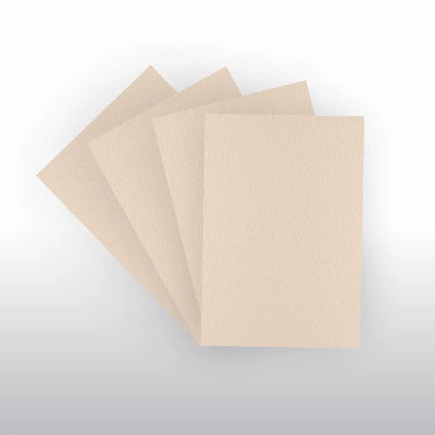 Drei Sand Beige Card Sleeves nebeneinander, matte Kartenhüllen Standard Size 66x91mm für Pokémon Karten, One Piece und Magic the Gathering