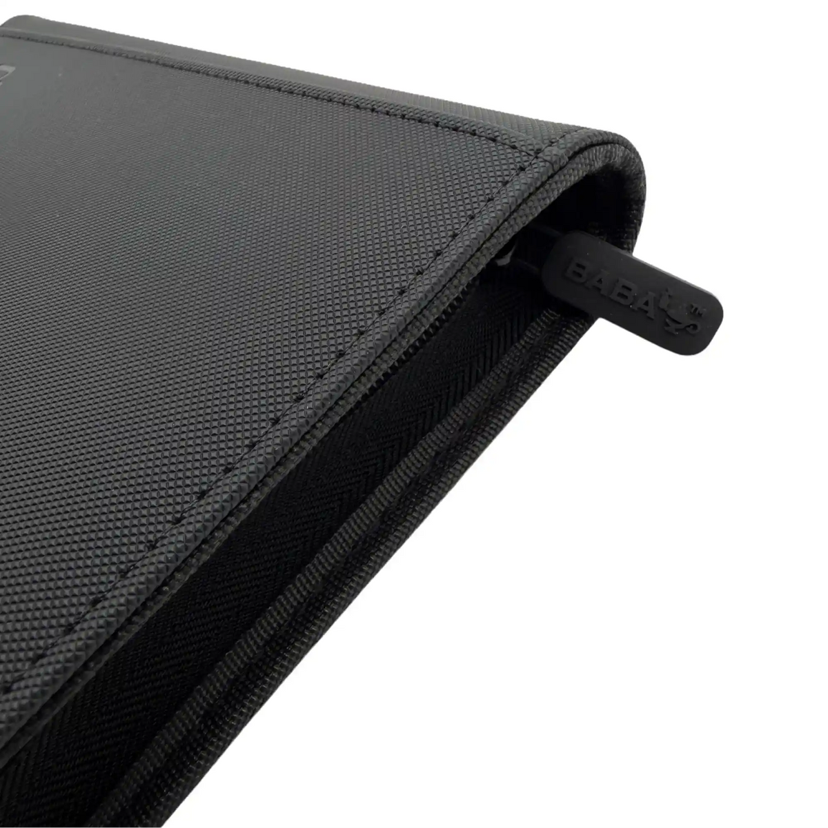 Detailansicht PU‑Leder Sammelkarten Binder klein, Seiten mit transparenten Hüllen und sicher einsortierten Sammelkarten, kratzfester Schutz