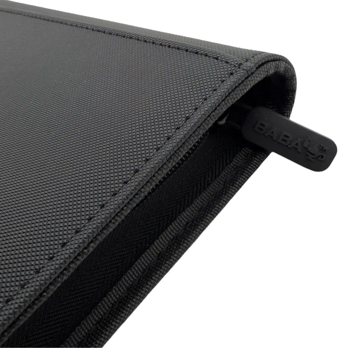 Detailansicht schwarzer Sammelkarten Ordner groß, transparente Hüllen mit sicher eingesteckten Sammelkarten, 9 Pocket Seitenansicht