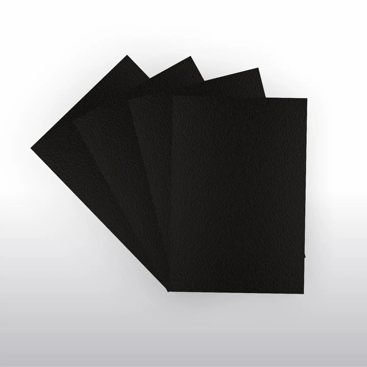Drei schwarze Card Sleeves nebeneinander, matte Kartenhüllen Standard Size 66x91mm für Pokémon Karten, One Piece und Magic the Gathering