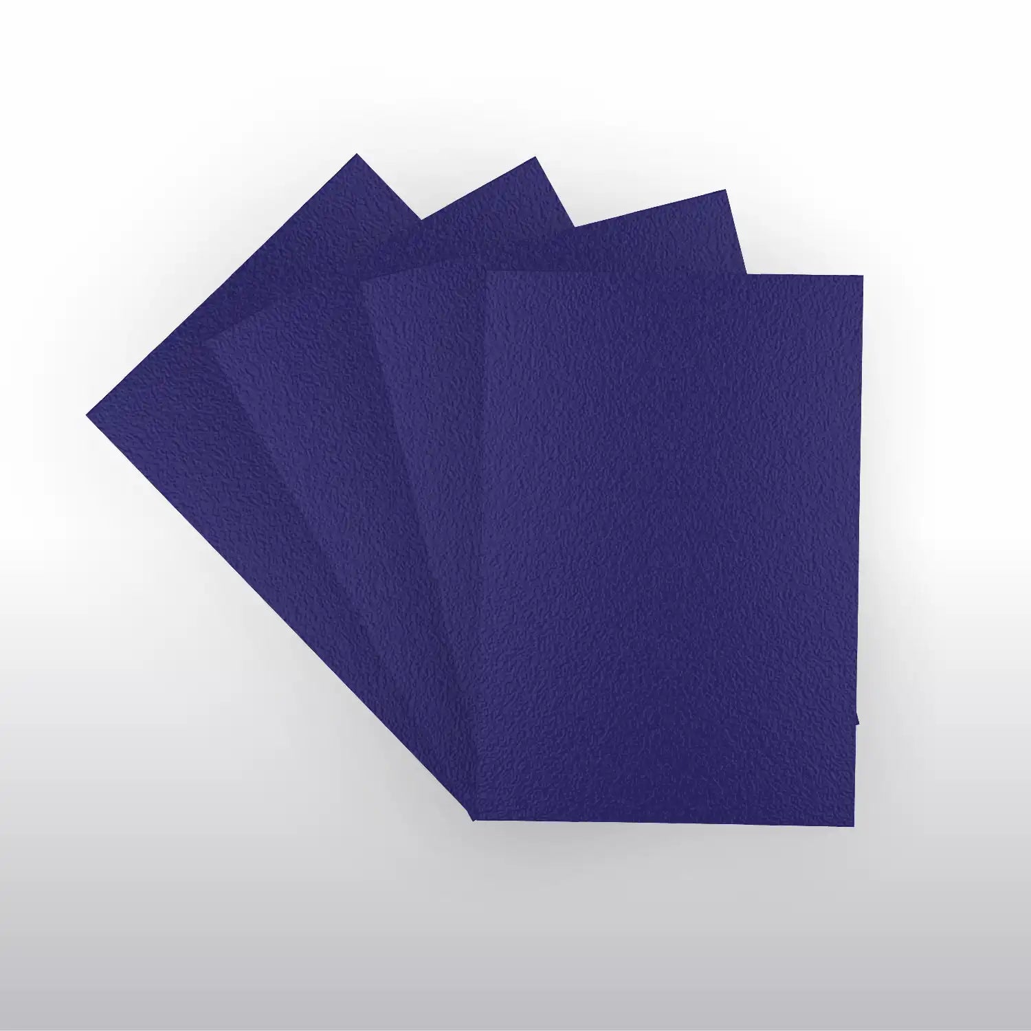 Einzelne marineblaue Schutzhülle Japanese Size mit eingesteckter Yu-Gi-Oh Sammelkarte