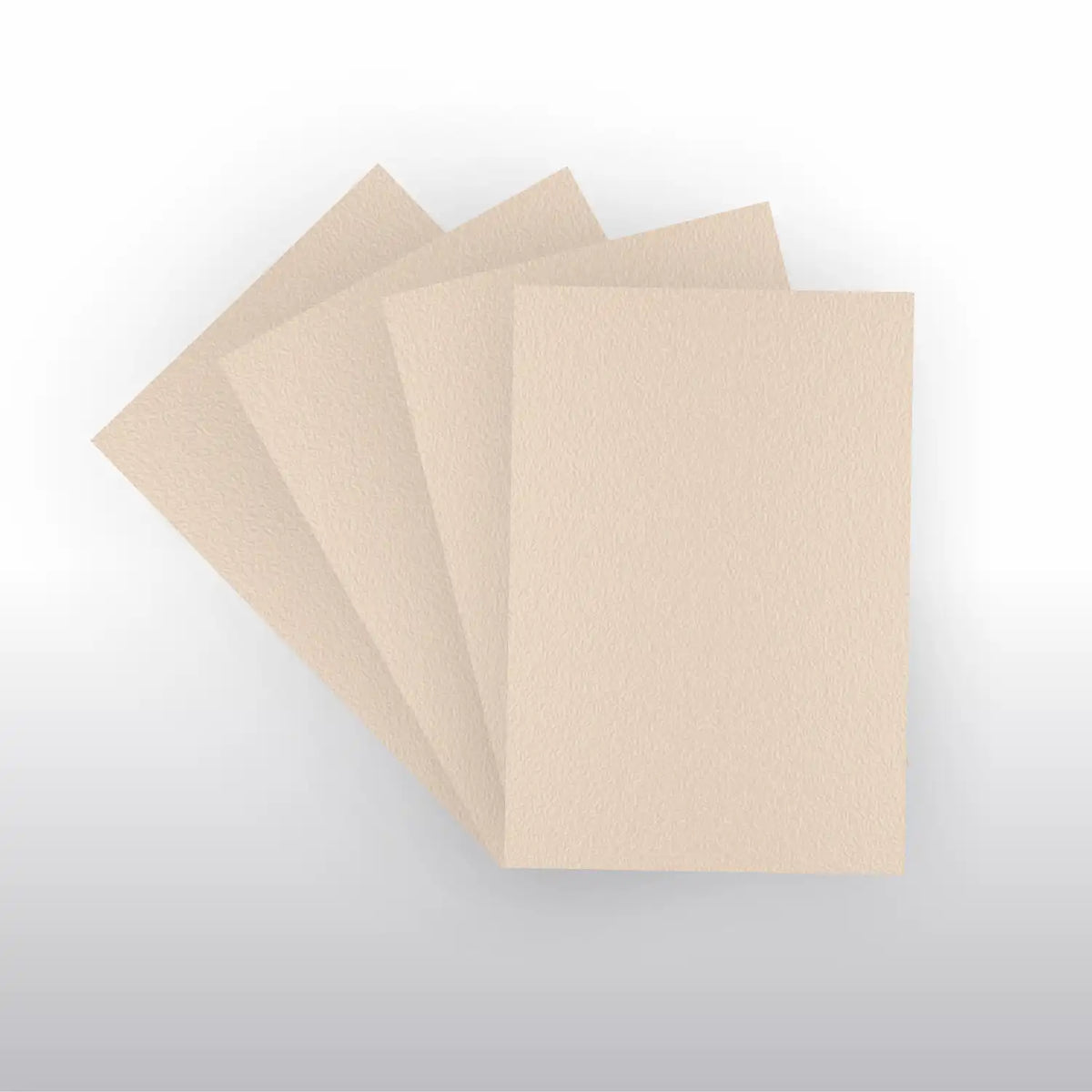 Einzelne sandfarbene Schutzhülle Japanese Size Beige mit eingesteckter Yu-Gi-Oh Sammelkarte