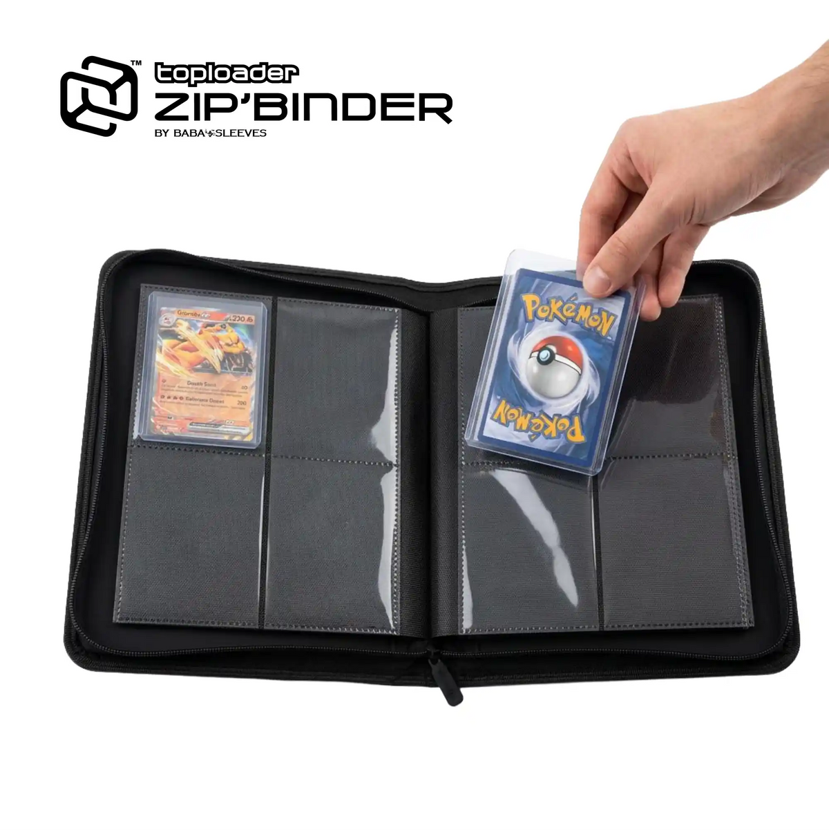 Toploader Sammelmappe schwarz auf Schreibtisch, handlicher Kartenordner für 112 Toploader Hüllen mit Pokémon und Yu‑Gi‑Oh! Karten