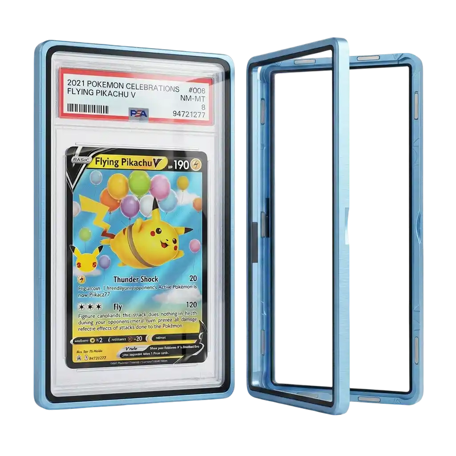 Graded Card Slab Bumper aus Aluminium und Hartglas mit UV‑Schutz, geöffnet mit PSA Slab und Pokémon Karte, Premium Schutzhülle für PSA CGC BGS