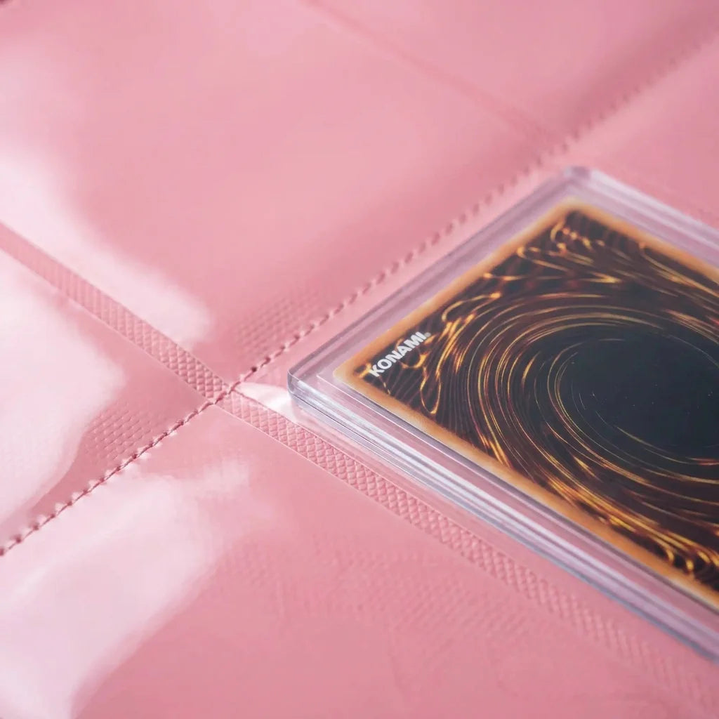 Yu-Gi-Oh! Karte im Toploader im Fach des pinken Binders