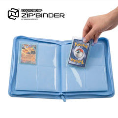 pokémon-Karte im Toploader wird in den hellblauen 4-Pocket Toploader Binder gesteckt