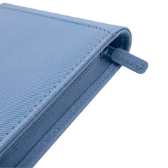 Toploader Binder Klein Hellblau für 112 Karten – 4-Pocket TCG Sammelmappe für Pokémon, Yu-Gi-Oh! & Magic | PU-Leder mit Reißverschluss
