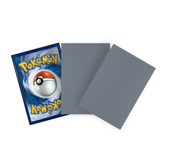 Graue Dual Sleeves Standard Size mit eingesteckter Pokémon Sammelkarte – matte, blickdichte TCG Kartenhüllen für Premium Kartenschutz