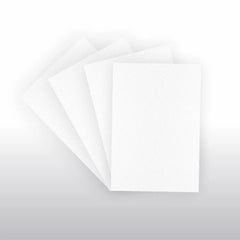 Einzelne weiße Schutzhülle Japanese Size mit eingesteckter Yu-Gi-Oh Sammelkarte
