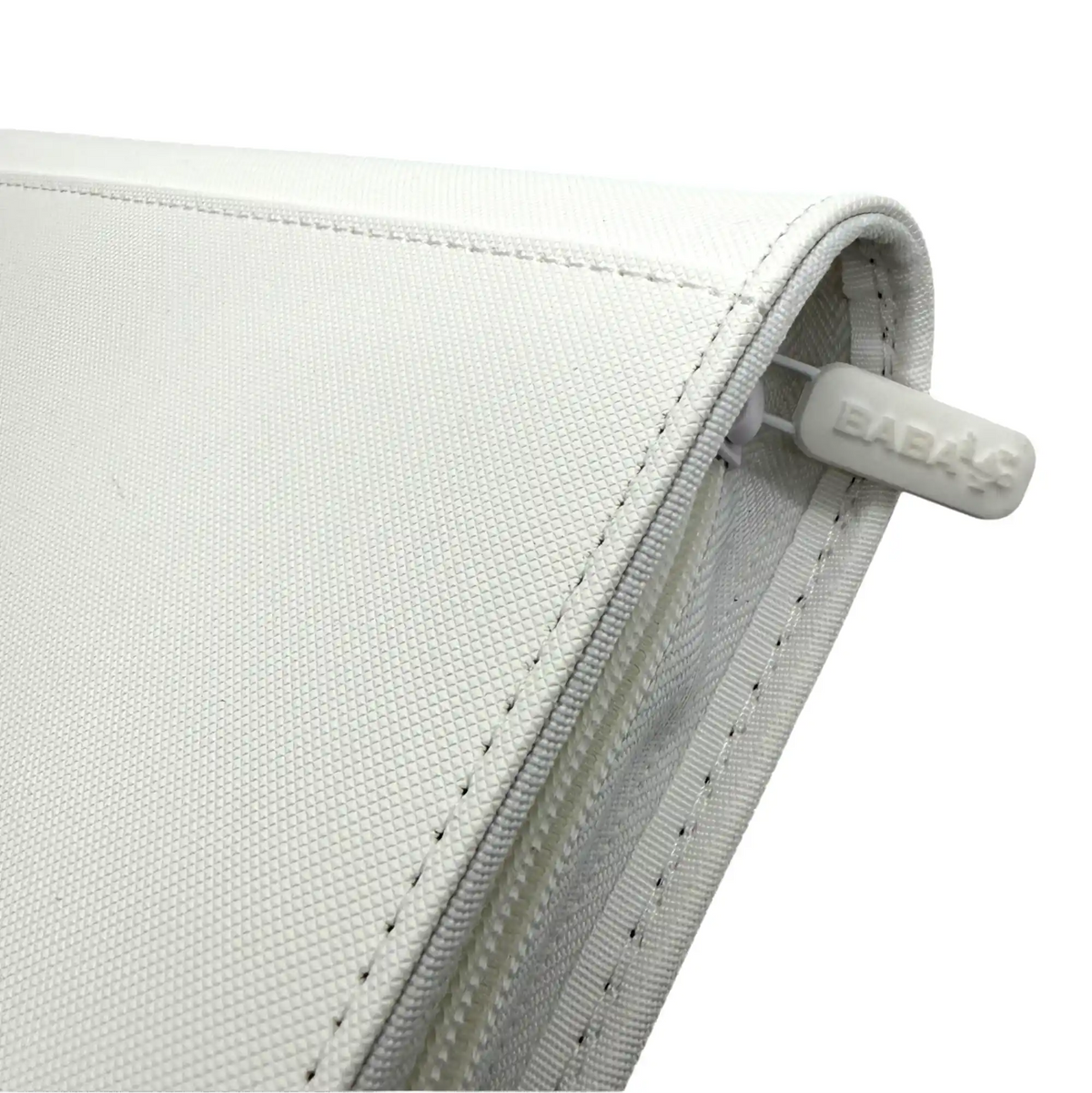 Detailansicht großer weißer Toploader Binder, weiße Innenseiten mit 9 extra tiefen Fächern pro Seite und sicher eingesteckten Topladern, Clean‑Look Design