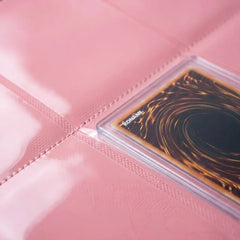 Yu-Gi-Oh! Karte im Toploader im Fach des rosa Binders