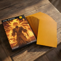 Realistisches Produktfoto der orangenen Premium Dual Sleeves – Verpackung und Kartenhüllen in Nahaufnahme auf Holztisch, zeigt matte Oberfläche, Farbe und Qualität der Standard Size TCG Hüllen