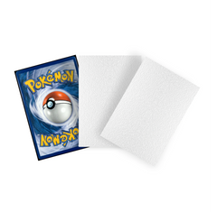 Weiße Dual Sleeves Standard Size mit eingesteckter Pokémon Sammelkarte – matte, blickdichte TCG Kartenhüllen für Premium Kartenschutz