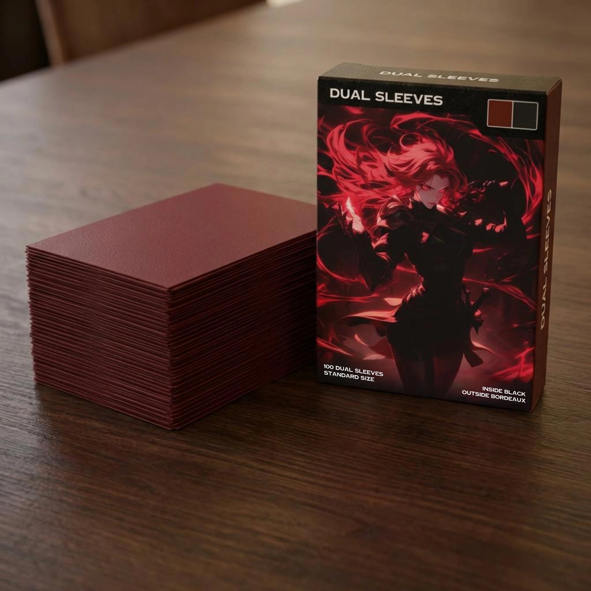 Realistisches Produktfoto der Roten Bordeaux Premium Dual Sleeves – Verpackung und Kartenhüllen in Nahaufnahme auf Holztisch, zeigt matte Oberfläche, Farbe und Qualität der Standard Size TCG Hüllen