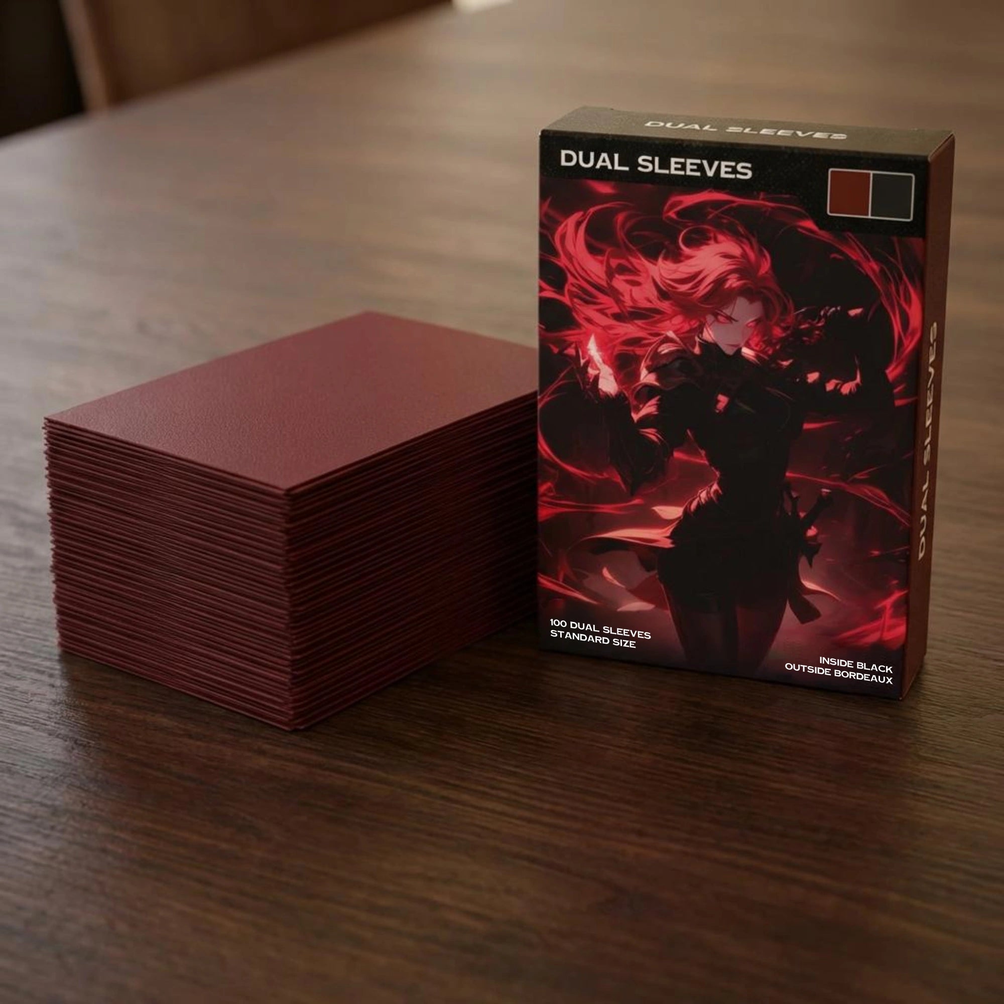 Realistisches Produktfoto der Roten Bordeaux Premium Dual Sleeves – Verpackung und Kartenhüllen in Nahaufnahme auf Holztisch, zeigt matte Oberfläche, Farbe und Qualität der Standard Size TCG Hüllen