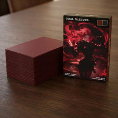 Realistisches Produktfoto der Roten Bordeaux Premium Dual Sleeves – Verpackung und Kartenhüllen in Nahaufnahme auf Holztisch, zeigt matte Oberfläche, Farbe und Qualität der Standard Size TCG Hüllen