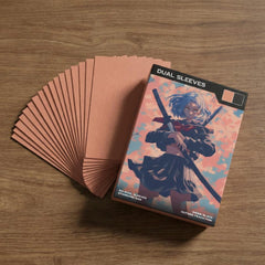 Realistisches Produktfoto der pinken Premium Dual Sleeves – Verpackung und Kartenhüllen in Nahaufnahme auf Holztisch, zeigt matte Oberfläche, Farbe und Qualität der Standard Size TCG Hüllen