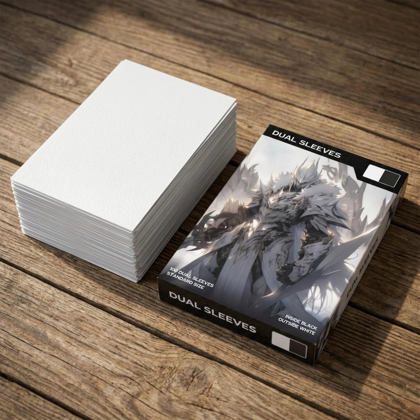 Realistisches Produktfoto der weißen Premium Dual Sleeves – Verpackung und Kartenhüllen in Nahaufnahme auf Holztisch, zeigt matte Oberfläche, Farbe und Qualität der Standard Size TCG Hüllen