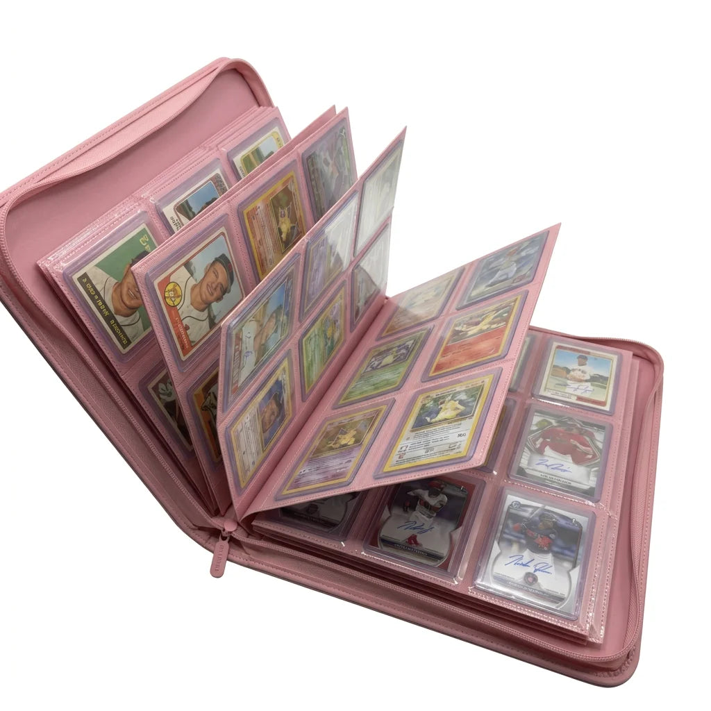 Aufgefächerte Seiten des rosa Toploader Binders mit pinkem Innenleben toploaded karten pink 