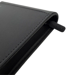 Detailansicht PU‑Leder Sammelkarten Binder klein, Seiten mit transparenten Hüllen und sicher einsortierten Sammelkarten, kratzfester Schutz