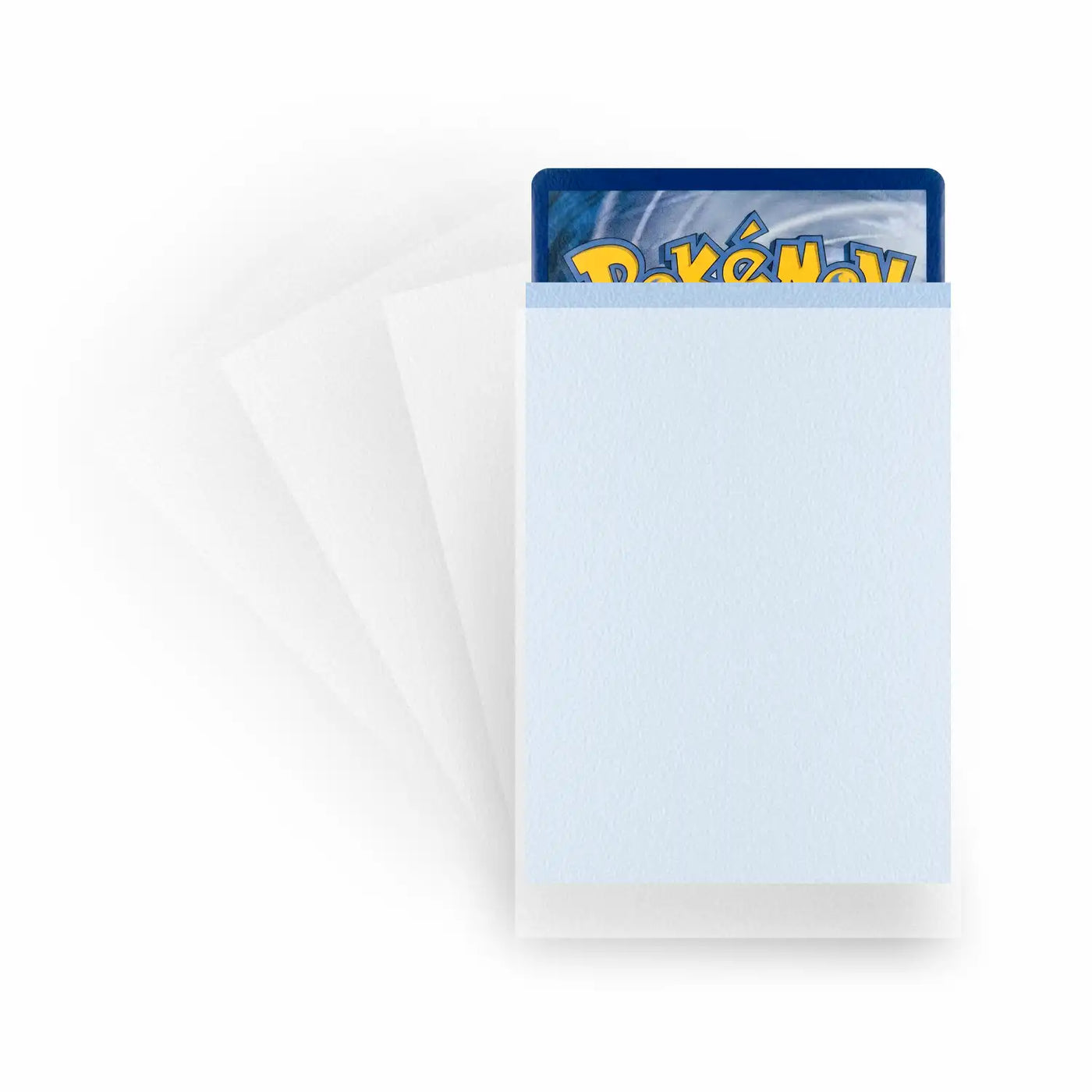 Double Sleeving Anleitung – Pokémon Karte wird in transparente Oversleeve Standard Size Hülle eingeschoben