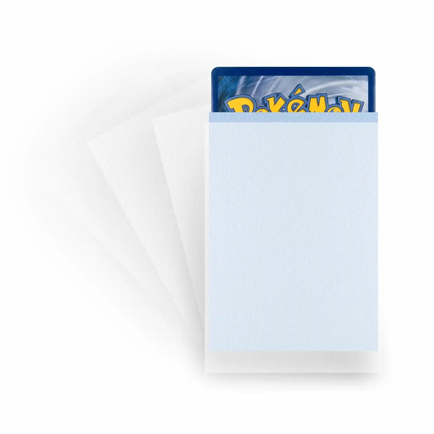 Double Sleeving Anleitung – Pokémon Karte wird in transparente Oversleeve Standard Size Hülle eingeschoben