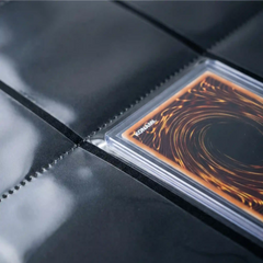 Geschlossener schwarzer großer Toploader Ordner aus Kunstleder, Premium Trading Card Binder für große Sammlungen in Toploader Hüllen