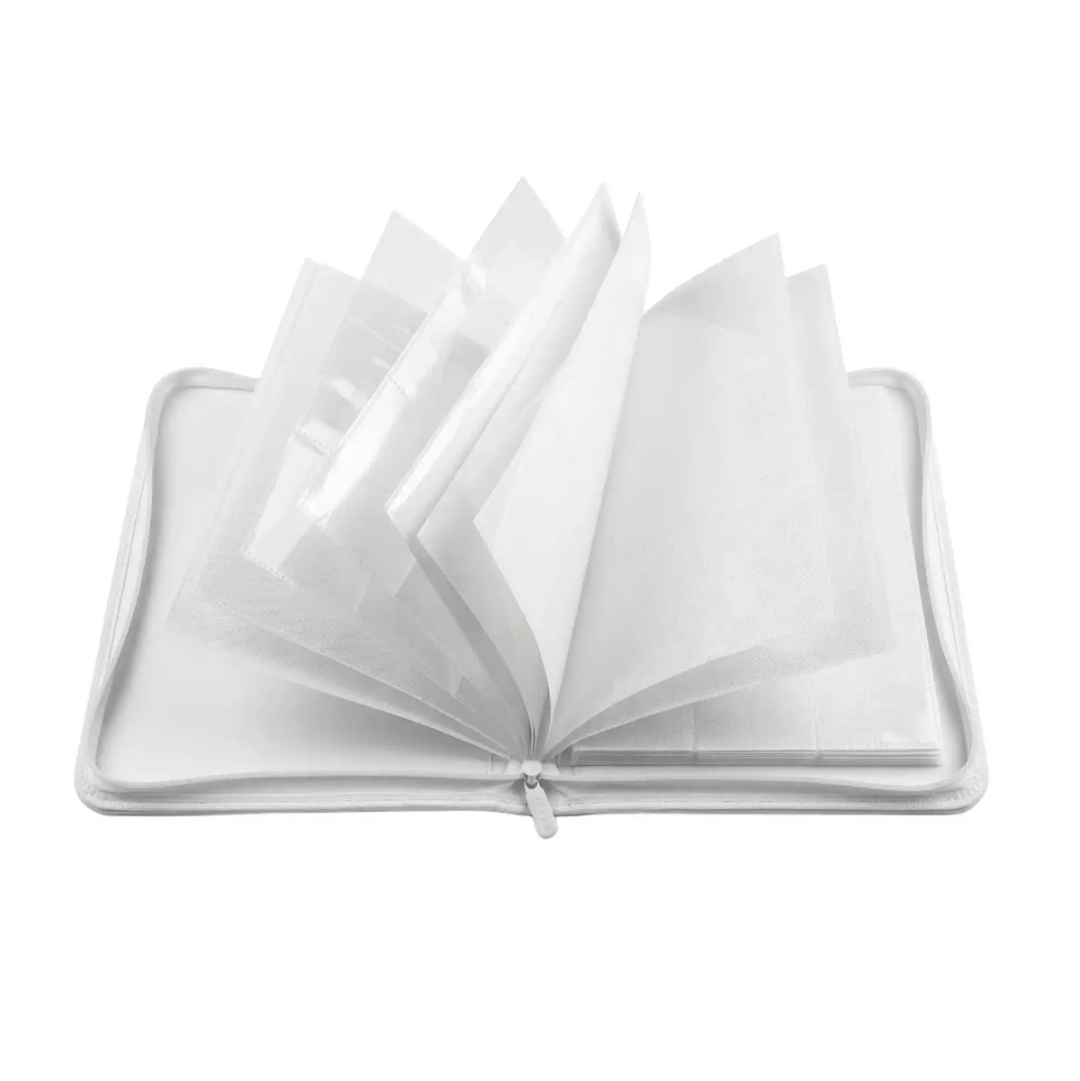 Großer weißer Toploader Kartenordner im minimalistischen Design auf hellem Schreibtisch, idealer Toploader Binder als Geschenk für TCG Sammler und Content Creator