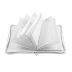 Großer weißer Toploader Kartenordner im minimalistischen Design auf hellem Schreibtisch, idealer Toploader Binder als Geschenk für TCG Sammler und Content Creator