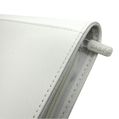Kompakter weißer Trading Card Binder geschlossen, komplett weißes Design als besonderes Highlight für Sammelkarten Sammler und Content Creator