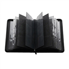 Offener großer Toploader Binder schwarz mit übersichtlich sortierten Karten in Topladern, perfekte Sammelmappe für komplette Sets und Highlight Karten