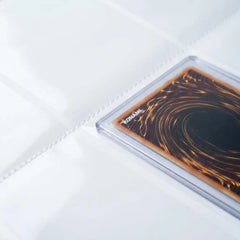 Offener großer Toploader Binder weiß mit weißen Seiten und übersichtlich sortierten Karten in Topladern, perfekte Sammelmappe für komplette Sets im Clean‑Design