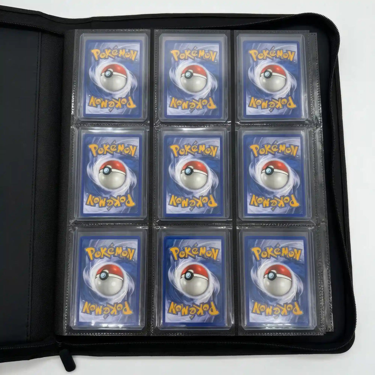Toploader Sammelmappe groß schwarz auf Schreibtisch, übersichtlicher Kartenordner für 252 Toploader Hüllen mit Pokémon und Yu‑Gi‑Oh! Karten