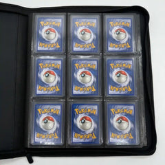 Toploader Sammelmappe groß schwarz auf Schreibtisch, übersichtlicher Kartenordner für 252 Toploader Hüllen mit Pokémon und Yu‑Gi‑Oh! Karten