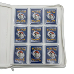Toploader Sammelmappe groß weiß mit komplett weißem Innenleben, übersichtlicher Kartenordner für 252 Toploader Hüllen mit Pokémon und Yu‑Gi‑Oh! Karten