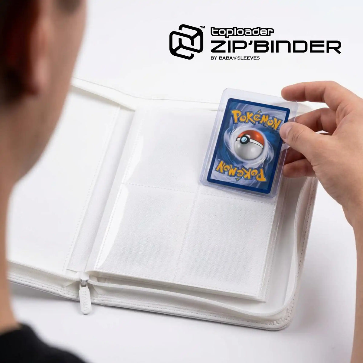 Toploader Sammelmappe weiß mit komplett weißem Innenleben auf Schreibtisch, handlicher Kartenordner für 112 Toploader Hüllen mit Pokémon und Yu‑Gi‑Oh! Karten