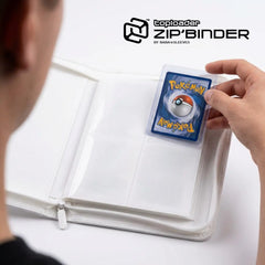 Toploader Sammelmappe weiß mit komplett weißem Innenleben auf Schreibtisch, handlicher Kartenordner für 112 Toploader Hüllen mit Pokémon und Yu‑Gi‑Oh! Karten