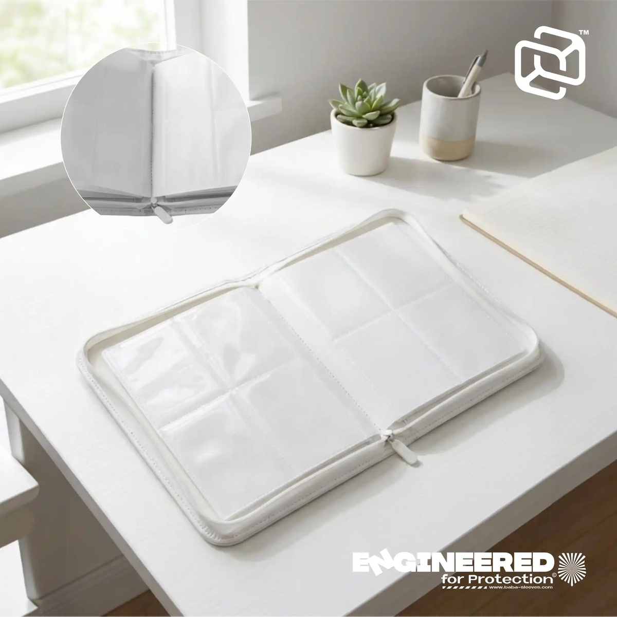 Weißer Mini Toploader Kartenordner im minimalistischen Design neben Sammelkarten, idealer Toploader Binder als Geschenk für TCG Sammler und Content Creator