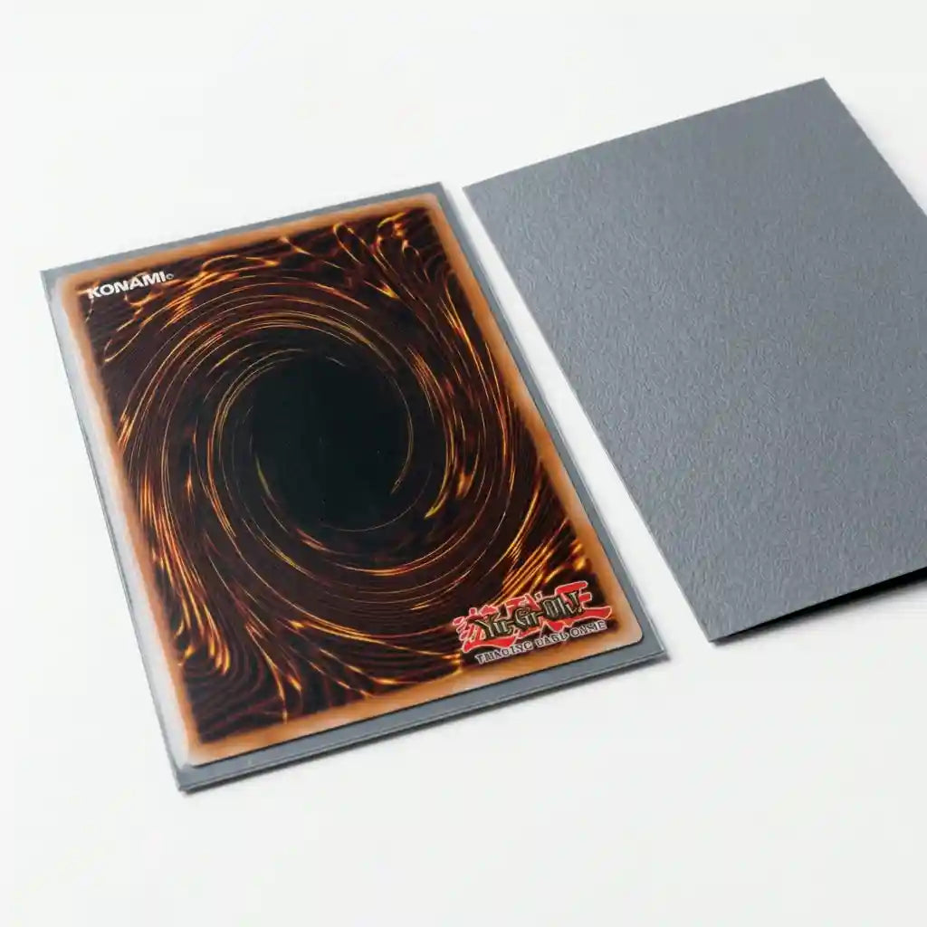 Classic Sleeves – innen und außen farbig. Die klassische Wahl für deinen Kartenalltag.