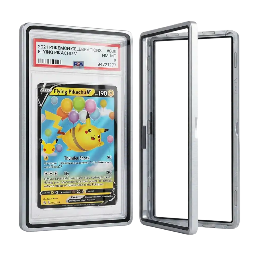 Graded Card Slab Bumper aus Aluminium und Hartglas mit UV‑Schutz, geöffnet mit PSA Slab und Pokémon Karte, Premium Schutzhülle für PSA CGC BGS
