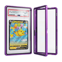 Graded Card Slab Bumper aus Aluminium und Hartglas mit UV‑Schutz, geöffnet mit PSA Slab und Pokémon Karte, Premium Schutzhülle für PSA CGC BGS