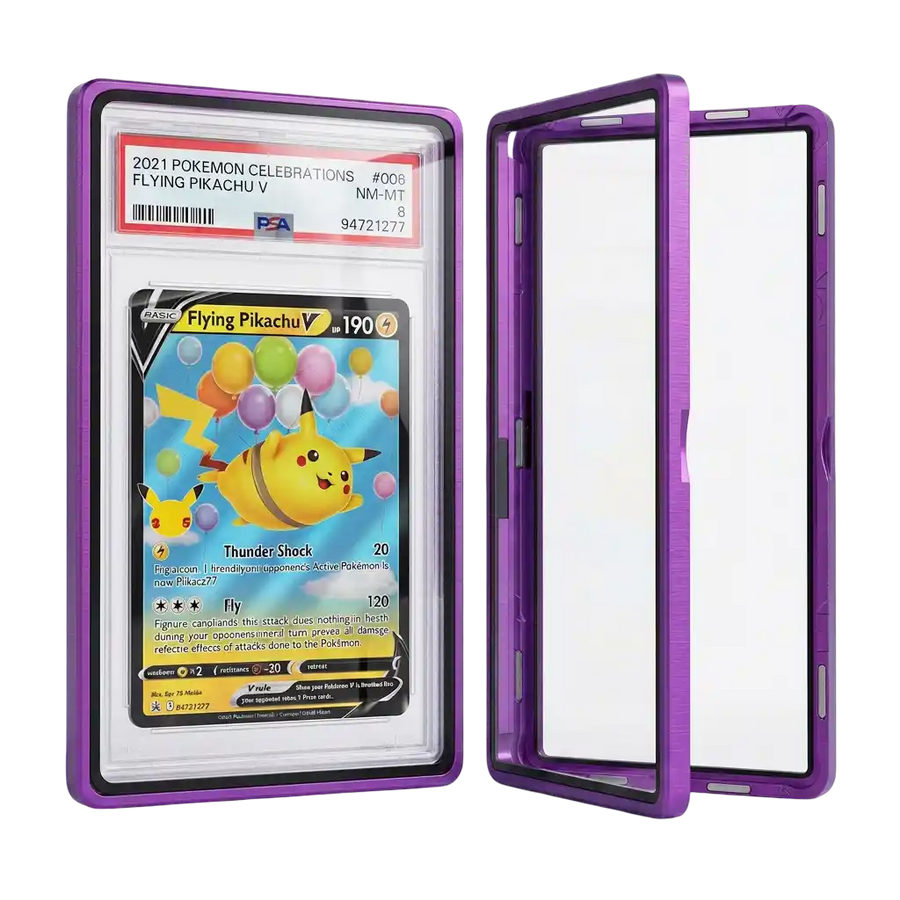 Graded Card Slab Bumper aus Aluminium und Hartglas mit UV‑Schutz, geöffnet mit PSA Slab und Pokémon Karte, Premium Schutzhülle für PSA CGC BGS