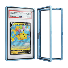 Graded Card Slab Bumper aus Aluminium und Hartglas mit UV‑Schutz, geöffnet mit PSA Slab und Pokémon Karte, Premium Schutzhülle für PSA CGC BGS