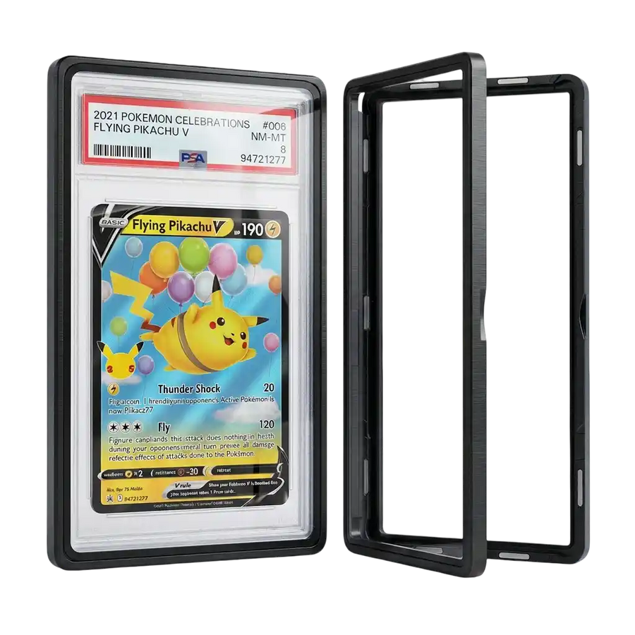 Graded Card Slab Bumper aus Aluminium und Hartglas mit UV‑Schutz, geöffnet mit PSA Slab und Pokémon Karte, Premium Schutzhülle für PSA CGC BGS