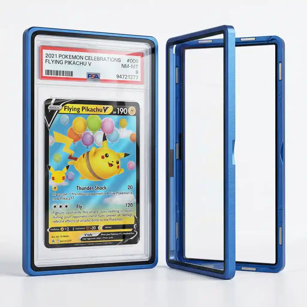 Graded Card Slab Bumper aus Aluminium und Hartglas mit UV‑Schutz, geöffnet mit PSA Slab und Pokémon Karte, Premium Schutzhülle für PSA CGC BGS