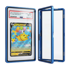 Graded Card Slab Bumper aus Aluminium und Hartglas mit UV‑Schutz, geöffnet mit PSA Slab und Pokémon Karte, Premium Schutzhülle für PSA CGC BGS