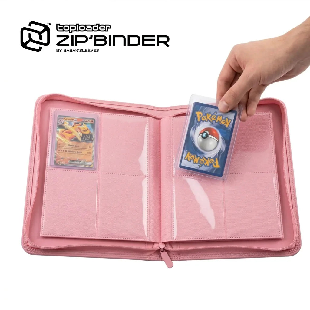 Pokémon-Karte im Toploader wird in den pinken 4-Pocket Toploader Binder gesteckt