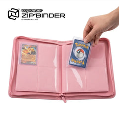 Pokémon-Karte im Toploader wird in den pinken 4-Pocket Toploader Binder gesteckt