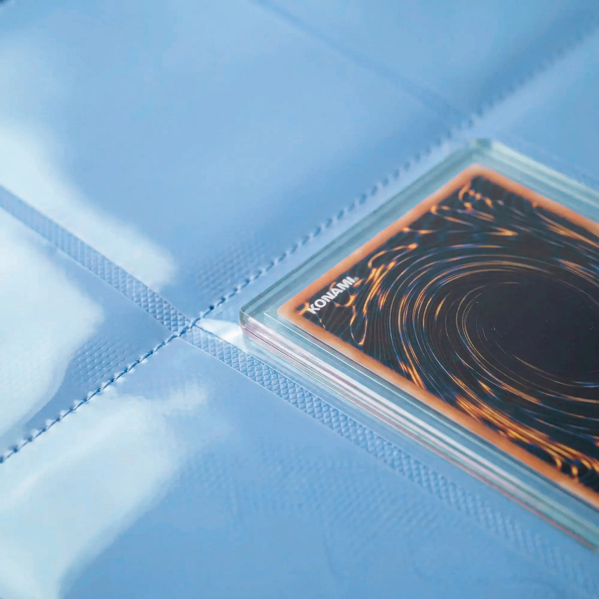 Yu-Gi-Oh! Karte im Toploader im Fach des hellblauen Binders